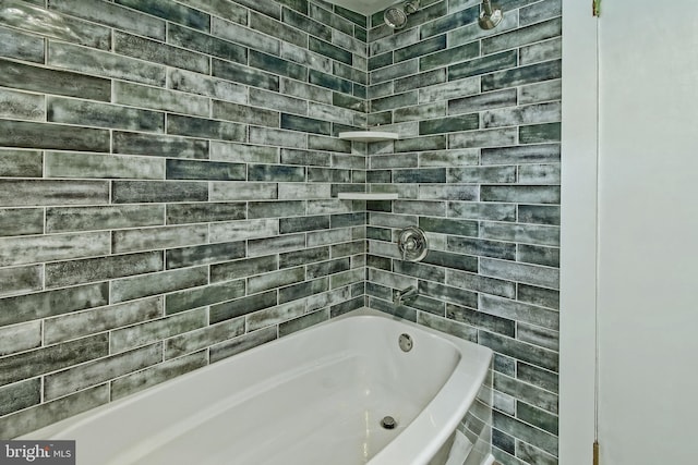 bathroom featuring tiled shower / bath