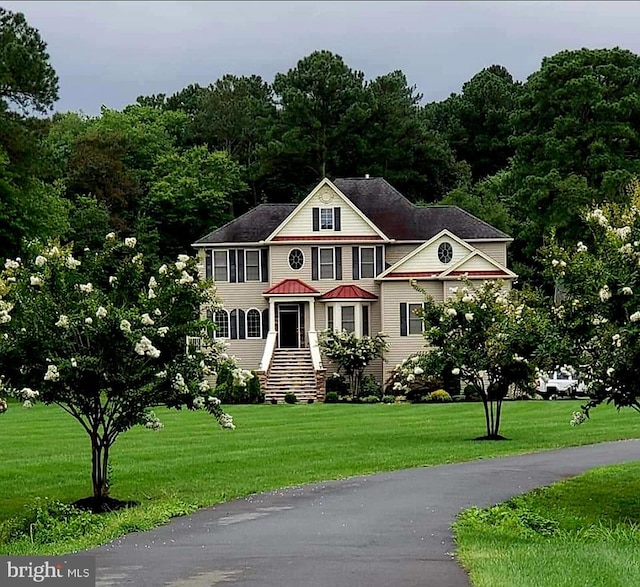 view of front of house featuring a front yard