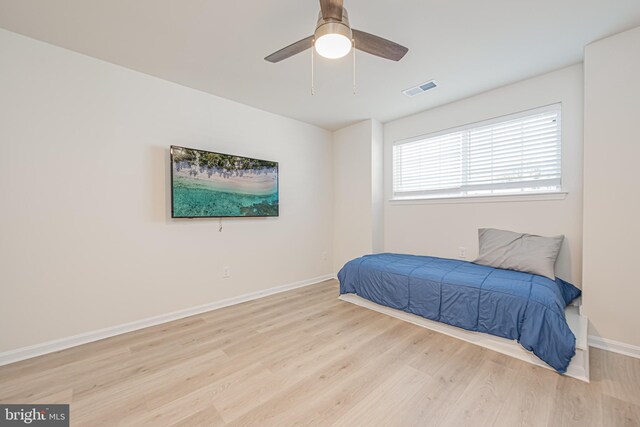 bedroom featuring light hardwood / wood-style floors and ceiling fan