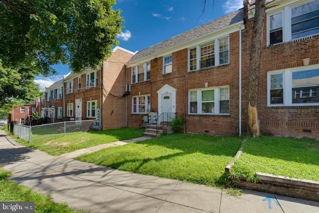 view of front facade featuring a front yard