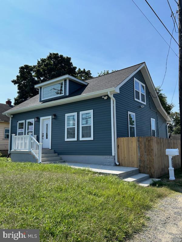 view of front facade featuring a front lawn