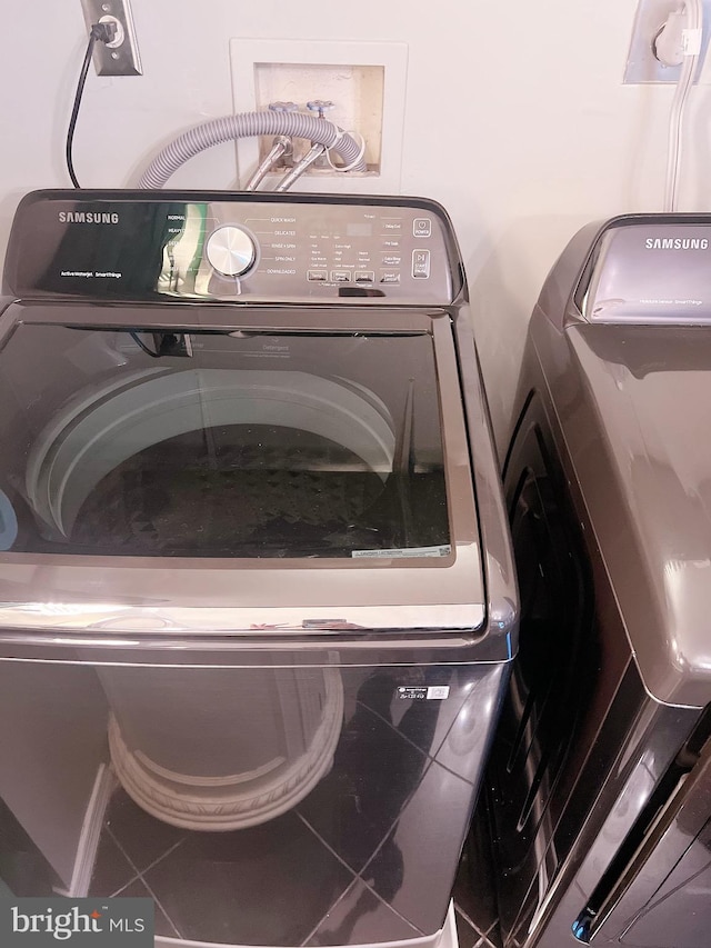 laundry area with tile patterned flooring and washer / clothes dryer