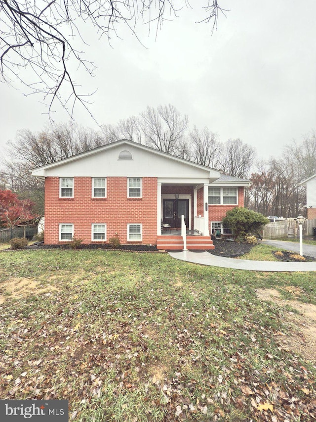 view of front facade featuring a front yard