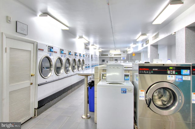 laundry room with washing machine and dryer