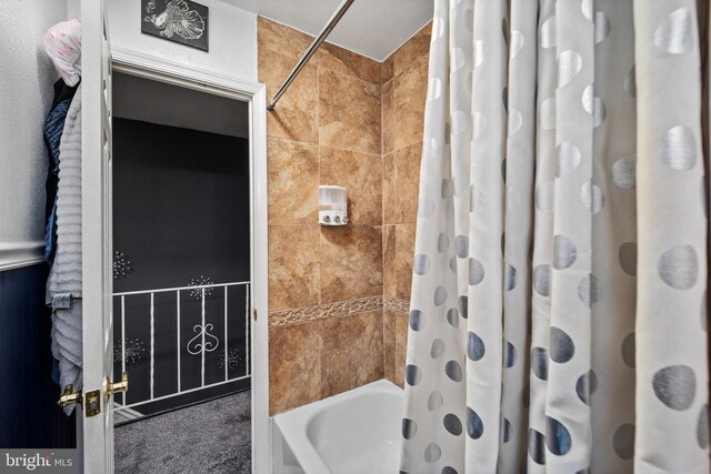 bathroom with shower / bath combo with shower curtain