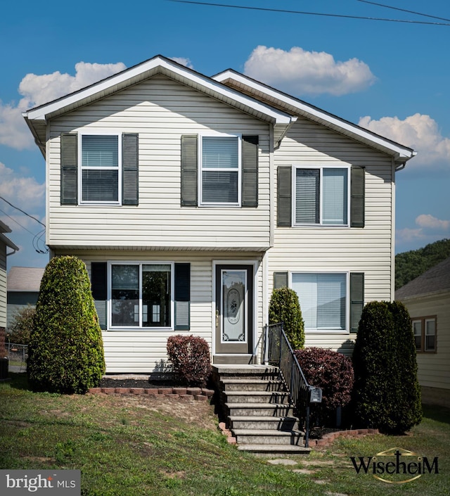 view of front of property featuring a front lawn