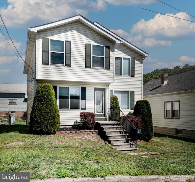 view of front of property featuring a front yard and fence