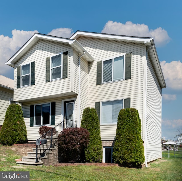 view of front of house featuring a front yard