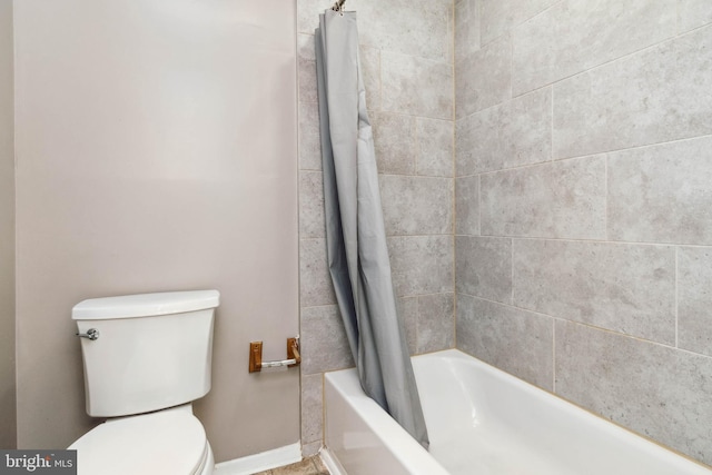 full bath featuring toilet, baseboards, and shower / bathtub combination with curtain