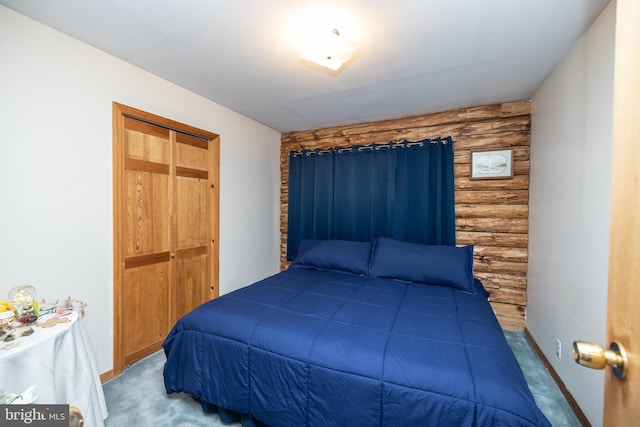 bedroom with carpet flooring and a closet