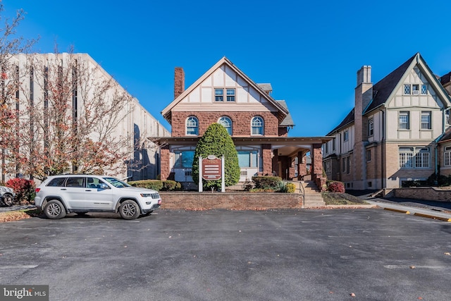 view of front of property featuring covered porch