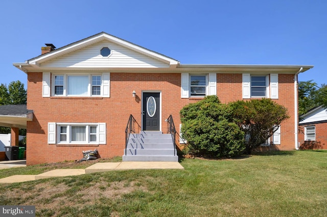 view of front of property featuring a front lawn