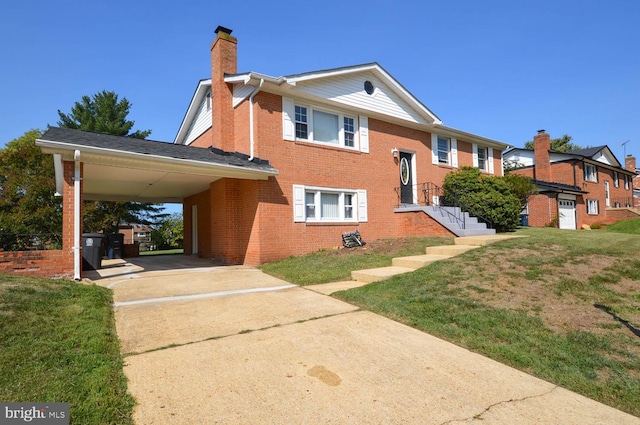 view of front of property featuring a front yard and a carport