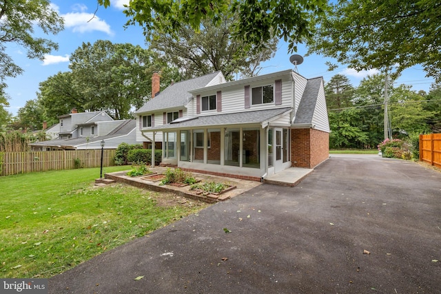 view of front of property featuring a front yard