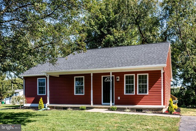 ranch-style house featuring a front lawn