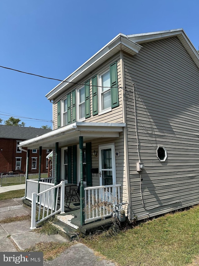 view of front of property featuring a porch