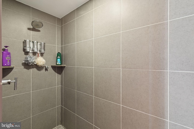 bathroom featuring tiled shower