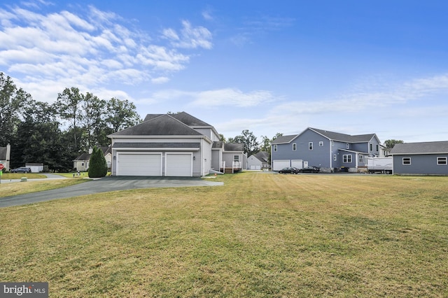 view of front of property featuring a front lawn