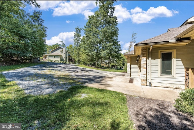 view of yard featuring a patio