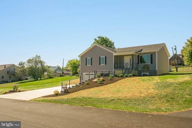 view of front facade featuring a front lawn