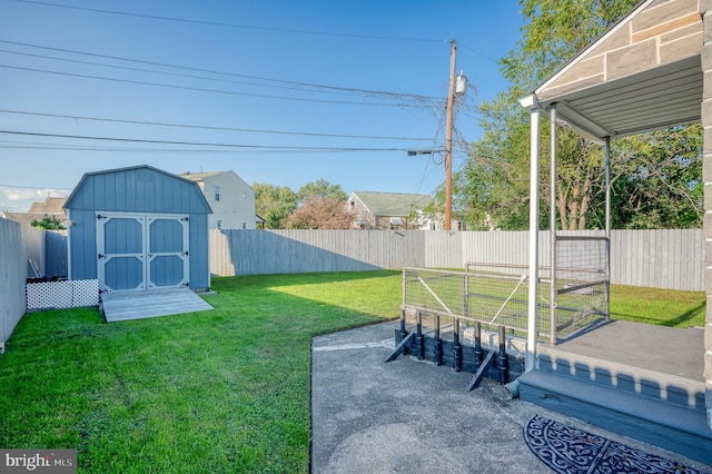 view of yard with a shed