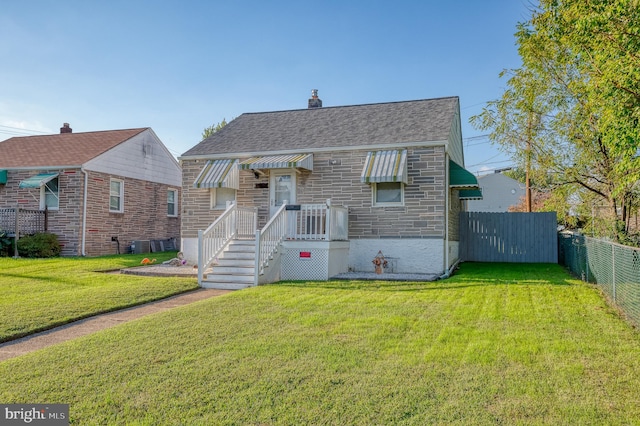 view of front of home featuring a front yard