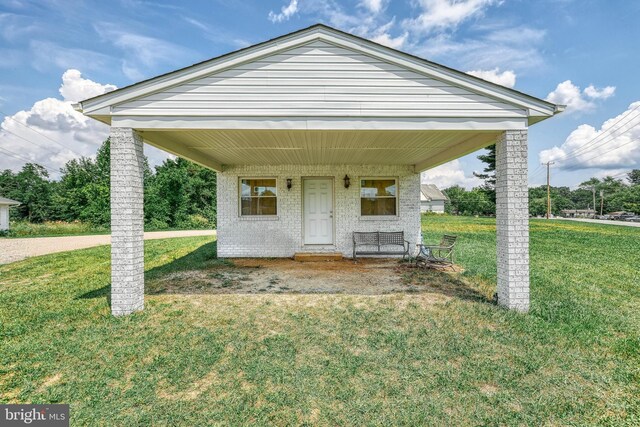 view of front of home featuring a front lawn