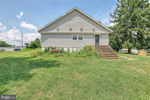 back of house featuring a lawn