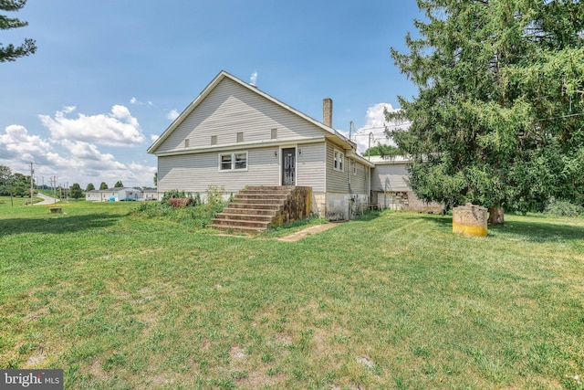 back of house featuring a lawn