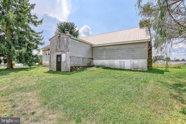 view of side of property featuring a lawn