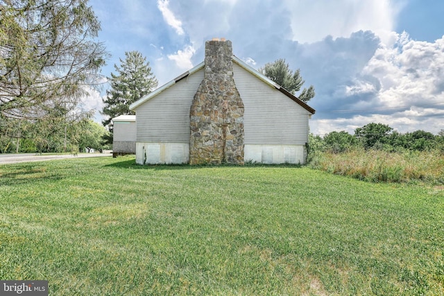 view of side of property featuring a lawn