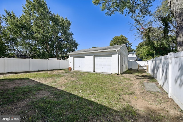 view of yard with an outdoor structure and a garage