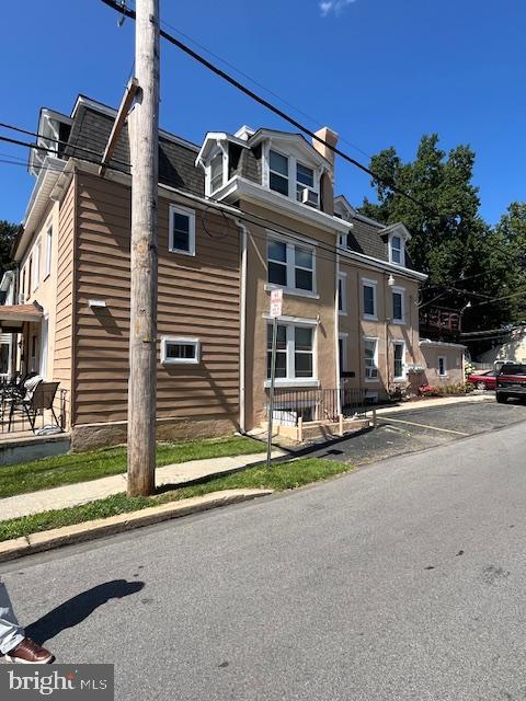 view of front facade featuring a residential view