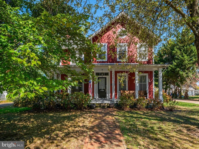 view of front facade featuring a front lawn