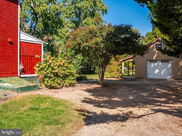 view of yard featuring an outdoor structure and a garage