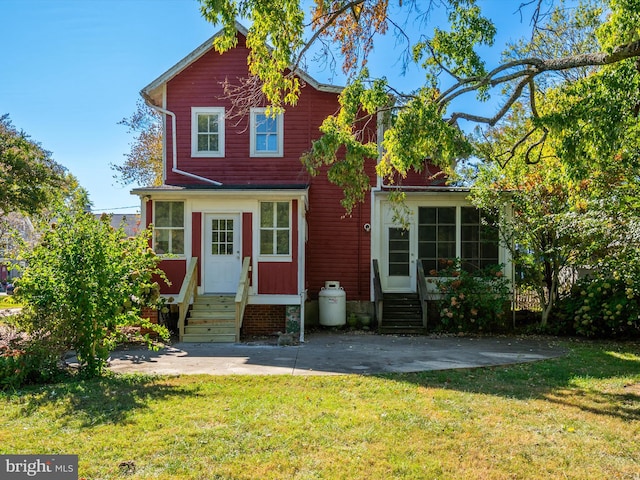 view of front facade featuring a front yard