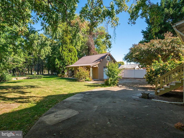 view of yard with an outdoor structure