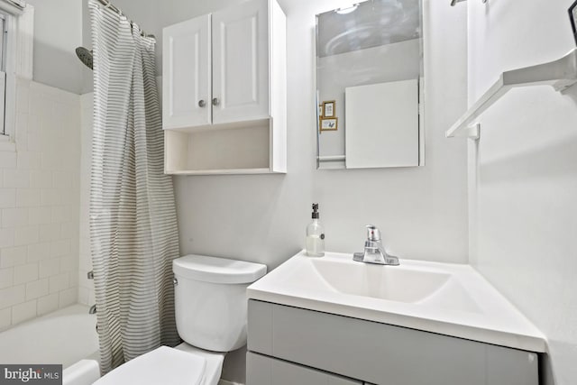 full bathroom featuring toilet, shower / tub combo with curtain, and vanity