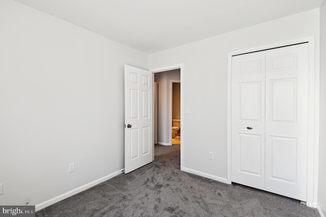 unfurnished bedroom featuring carpet flooring, baseboards, and a closet