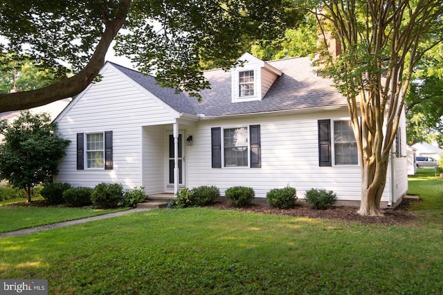 cape cod-style house with a front yard