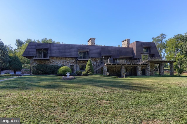 view of front facade featuring a front yard