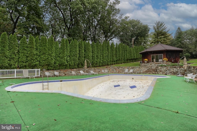 view of swimming pool