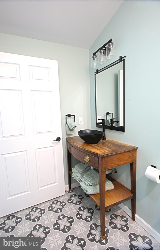 bathroom featuring sink