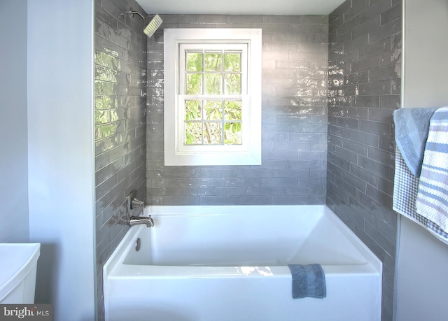 bathroom featuring tiled shower / bath