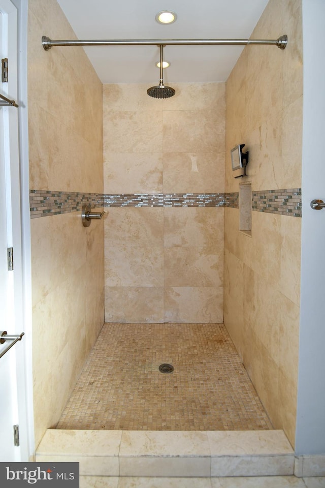 bathroom featuring a tile shower