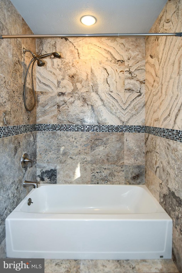 bathroom featuring tiled shower / bath combo