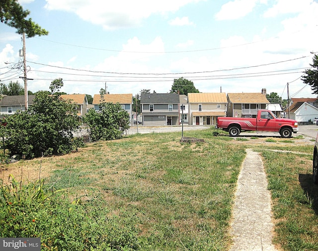 view of front facade featuring a front yard