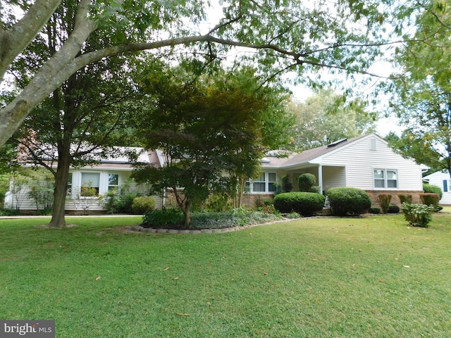 single story home featuring a front lawn