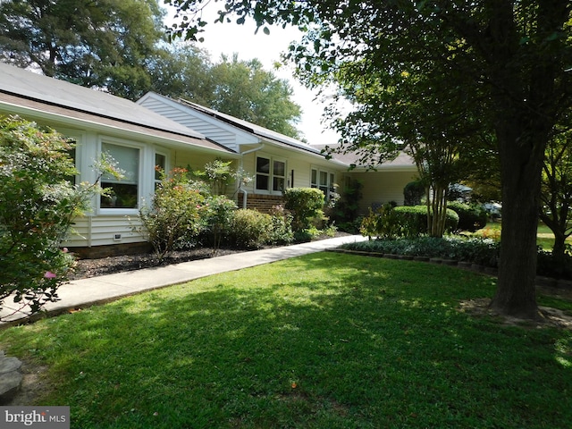 view of front of house featuring a front lawn