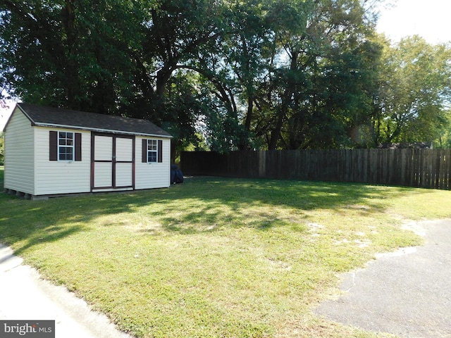 view of yard with a storage unit